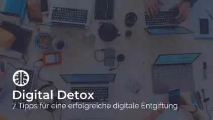 Digital Detox - 7 Tipps für eine erfolgreiche digitale Entgiftung - Tisch mit verschiedenen Laptops und Tech Gadget