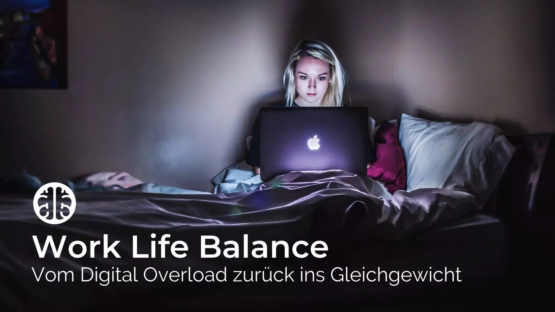 Work Life Balance - 4 Schritte gegen die digitale Überforderung - Frau auf dem Bett sitzend mit MacBook auf dem Schoß