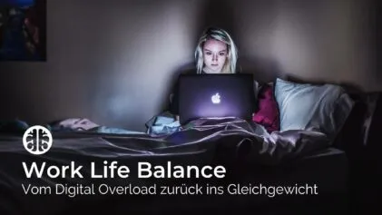 Work Life Balance - 4 Schritte gegen den Digital Overload Work Life Balance - 4 Schritte gegen die digitale Überforderung - Frau auf dem Bett sitzend mit MacBook auf dem Schoß